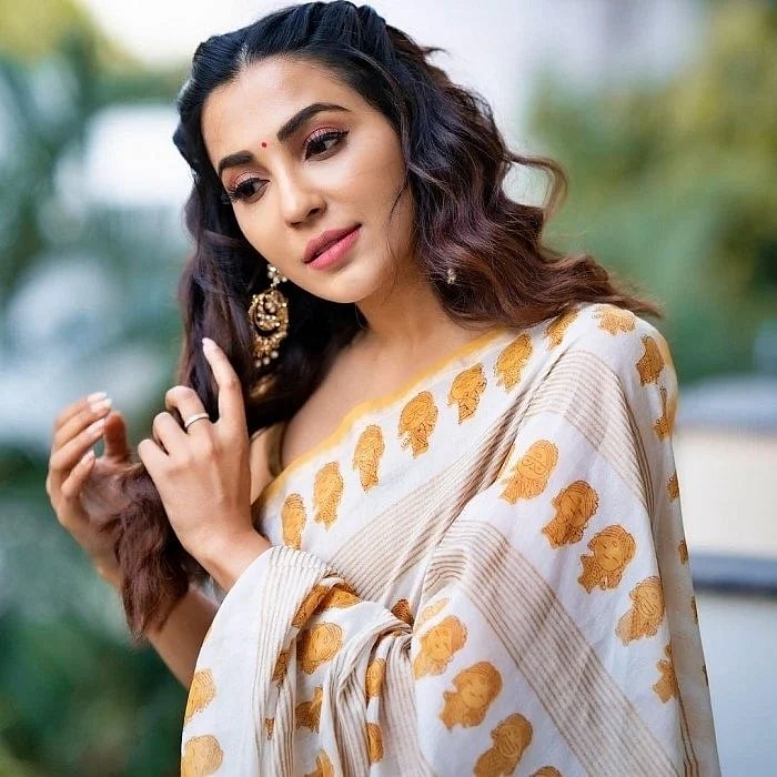 வீட்டில் இருந்து ரூ. 9 லட்சம் மதிப்பிலான 2 கைக்கடிகாரம் திருட்டு.. போலிஸில் புகார் கொடுத்த பிரபல நடிகை!