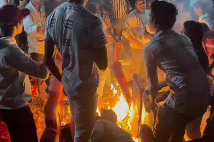 தியேட்டரில் திரையிடப்பட்ட பில்லா.. ரசிகர்களின் குஷியால் பற்றியெரிந்த தியேட்டர்.. ஆந்திராவில் அட்ராசிட்டி!