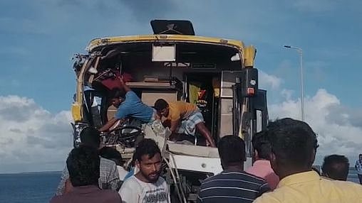 நேருக்கு நேர் மோதிய பேருந்துகள்.. அந்தரத்தில் தொங்கிய பேருந்து: பாம்பன் பாலத்தில் திக் கிக் நிமிடங்கள்!