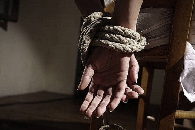 மனைவிகளிடம் அனுதாபத்தை பெற கணவர் போட்ட பலே திட்டம்.. தட்டி தூக்கிய போலிஸ்.. என்ன நடந்தது தெரியுமா ?