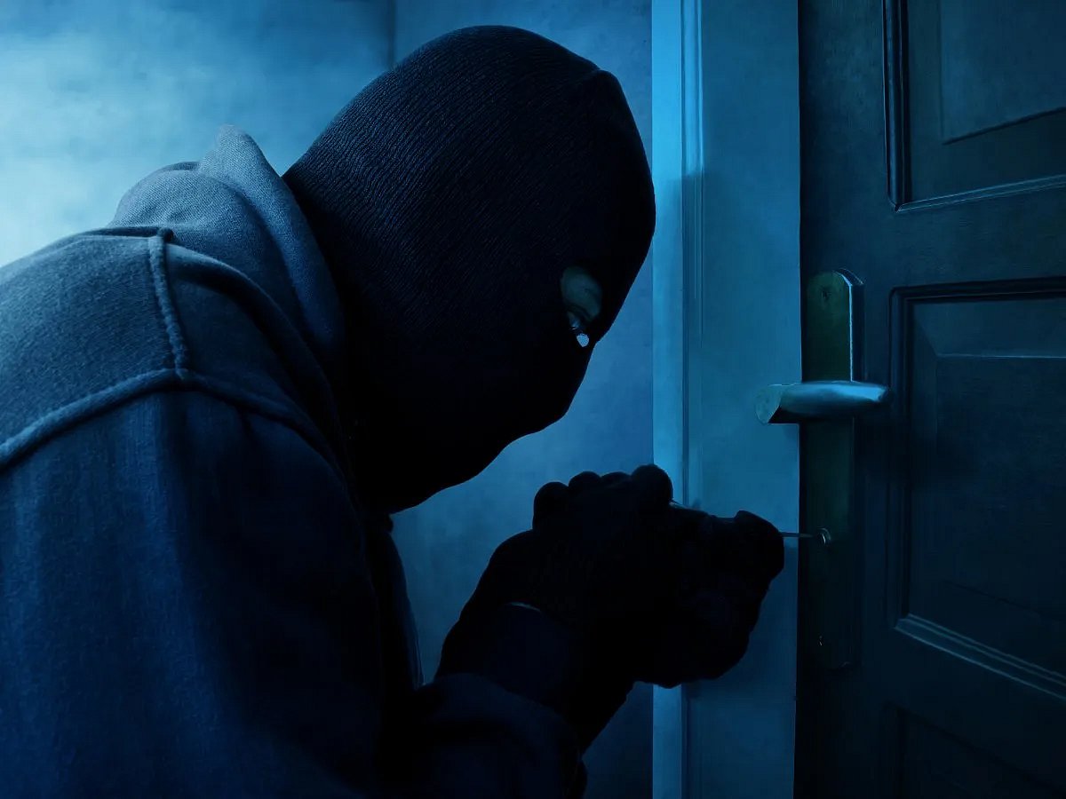 திருட வந்த இடத்தில் தூக்கில் தொங்கிய நிலையில் கிடந்த திருடன்.. பரபரப்பான பெங்களூரு.. நடந்தது என்ன ?