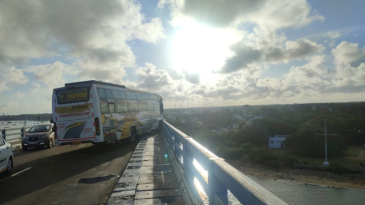 நேருக்கு நேர் மோதிய பேருந்துகள்.. அந்தரத்தில் தொங்கிய பேருந்து: பாம்பன் பாலத்தில் திக் கிக் நிமிடங்கள்!