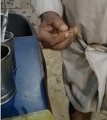 காரக்குழும்பில் இருந்த காது குடையும் பட்ஸ்..  பிரபல ஹோட்டலில் வாடிக்கையாளருக்கு காத்திருந்த அதிர்ச்சி!