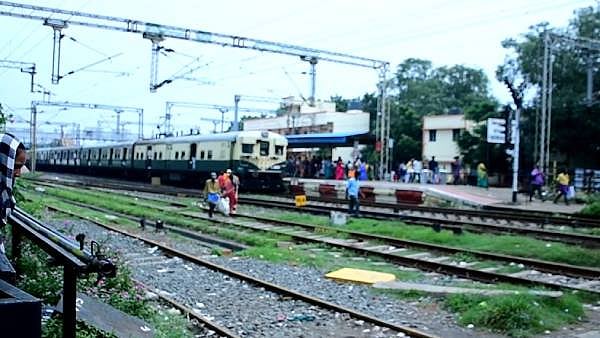 ரயில் சக்கரத்தில் சிக்கி துண்டான திருடனின் கால்.. பயணிகளிடம் திருட முயன்றபோது நடந்த அதிர்ச்சி சம்பவம் !