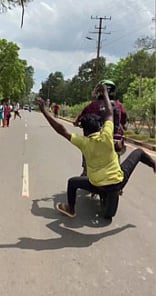 அய்யோ போச்சே போச்சே.. கல்லூரி மாணவிகள் முன்பு சீன் போட நினைத்த வாலிபருக்கு நேர்ந்த பரிதாபம்!