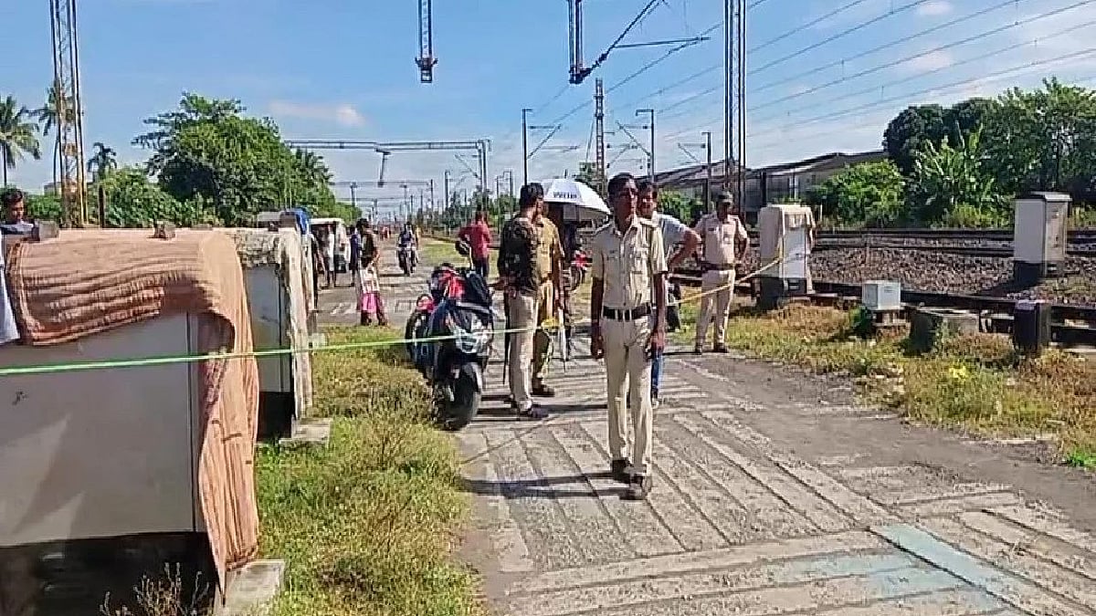 தண்டவாளத்தில் இருந்த வெடிகுண்டு.. பந்து என நினைத்து விளையாடிய சிறுவர்கள்.. இறுதியில் நடந்த கொடூரம்!