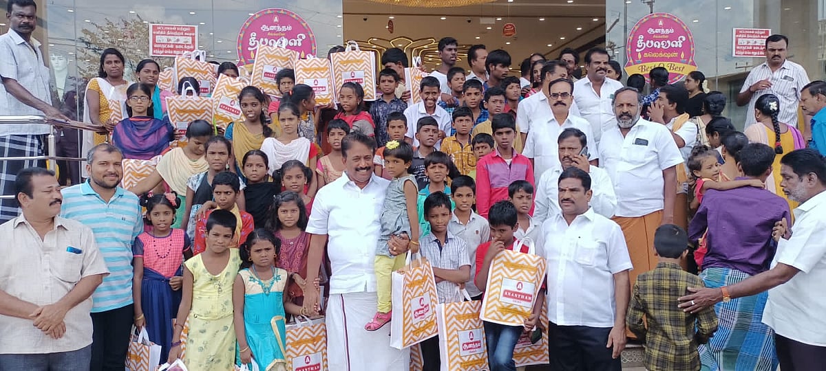 சத்தமில்லாமல் உதவி - ஆதரவற்ற குழந்தைகளுக்கு 3 லட்சத்திற்கு புத்தாடை வாங்கி கொடுத்து அசத்திய தி.மு.க MLA!