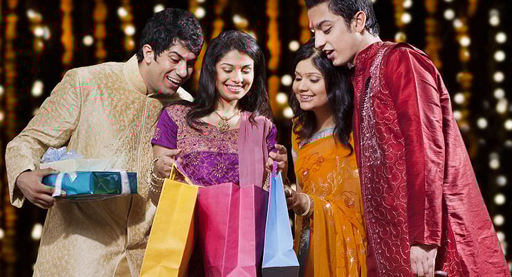 தீபஒளி : பண்டிகையின் நோக்கம் முதலாளித்துவத்துடன் சேர்ந்தது எப்படி ? பண்டிகையில் நாம் இழப்பது என்ன ?