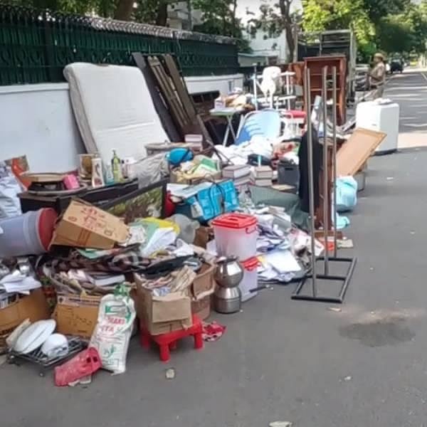 அரசு உத்தரவை மதிக்காத சசிகலா புஷ்பா : வீட்டில் இருந்த பொருட்களை தூக்கி வெளியே எறிந்த டெல்லி அதிகாரிகள் !