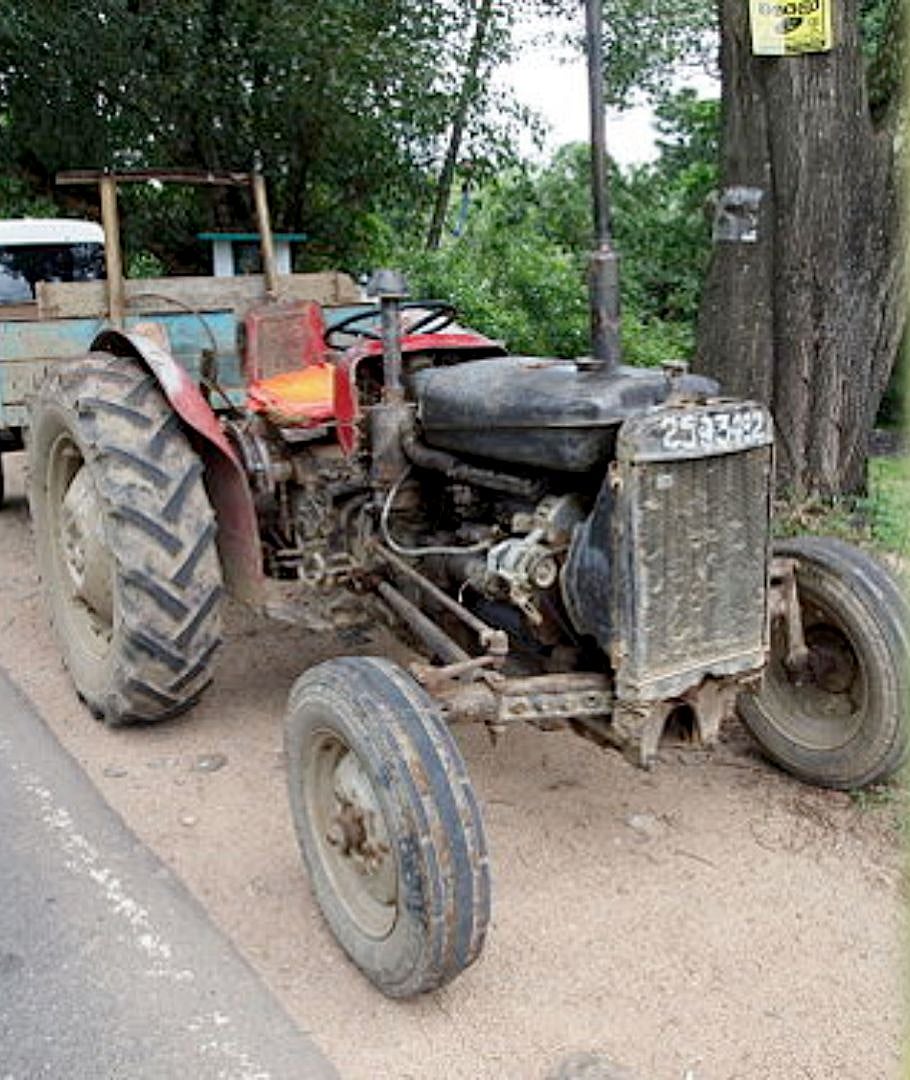 திடீரென பின்னோக்கி நகர்ந்த டிராக்டர்.. சக்கரத்தில் சிக்கி பலியான சிறுவன்.. சோகத்தில் மூழ்கிய கிராமம் !