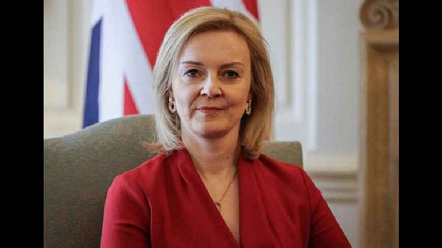 ஆண்டுக்கு 1 கோடி ஓய்வூதியம்.. 45 நாள் பதவியில் இருந்த இங்கிலாந்து பிரதமருக்கு அடித்த யோகம் !