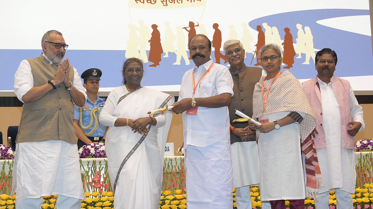  ஊரக சுகாதாரத்தில் தமிழ்நாடு 3-ம் இடம் பெற்று சாதனை.. குடியரசு தலைவரிடமிருந்து விருதை பெற்றார் அமைச்சர் !