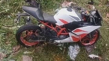 மின்னல் வேகத்தில்  மோதிய பைக்.. தூக்கி வீசப்பட்ட முதியவர்: சாலையில் நடந்த பயங்கர விபத்து!