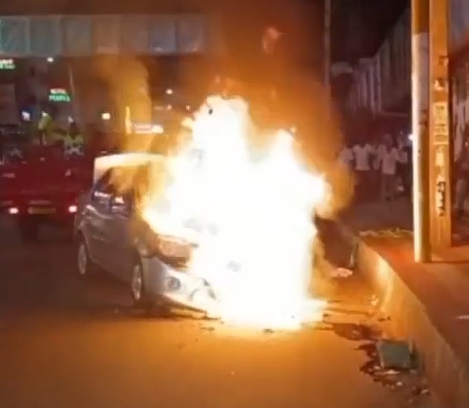 திடீரென தீப்பற்றிய சொகுசு கார்.. முன்னரே உணர்ந்து உரிமையாளரை காப்பாற்றிய வளர்ப்பு நாய்!கரூரில் நெகிழ்ச்சி