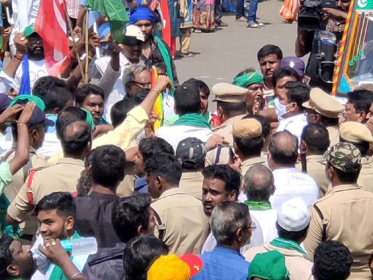 இப்படியும் ஒரு போலிஸ்.. போராட்டத்தில் மாரடைப்பு ஏற்பட்ட விவசாயியின் உயிரை காப்பாற்றிய காவலர்!