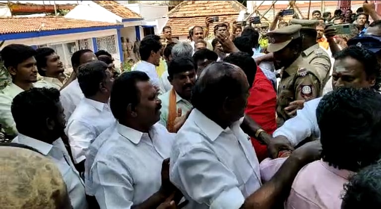 “வந்தியா.. சாமி கும்பிட்டு ஓடிடு”: எடப்பாடி வாழ்க என்று கோஷமிட்ட உதயகுமார் பசும்பொன்னில் விரட்டியடிப்பு!