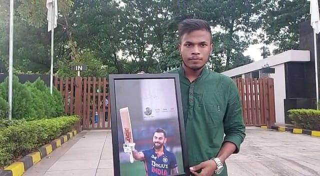 விராட் கோலிக்காக ஒரே இரவில் ரூ.23000 செலவு செய்த ரசிகர்.. அப்படி என்ன செய்தார் தெரியுமா?