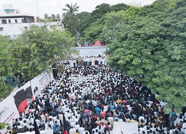 “தமிழை சட்டத்தால் அழிக்க பார்க்கிறார்கள்.. இருமொழி கொள்கைதான் எங்களது கொள்கை” : வைரமுத்து ஆவேசம் !