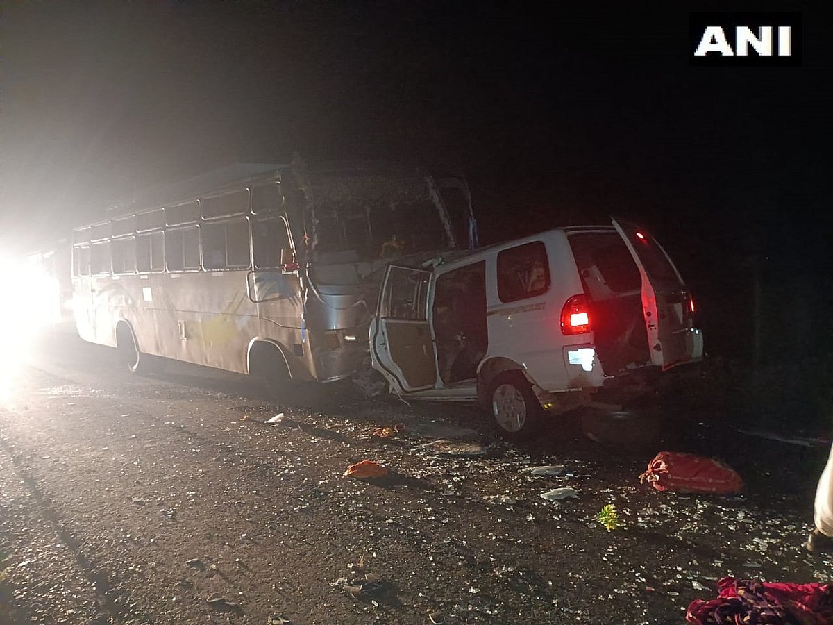 நேருக்கு நேர் மோதிக்கொண்ட பேருந்து - கார் : குழந்தை உட்பட 11 பேருக்கு நேர்ந்த சோகம்- நள்ளிரவில் கோரம் !