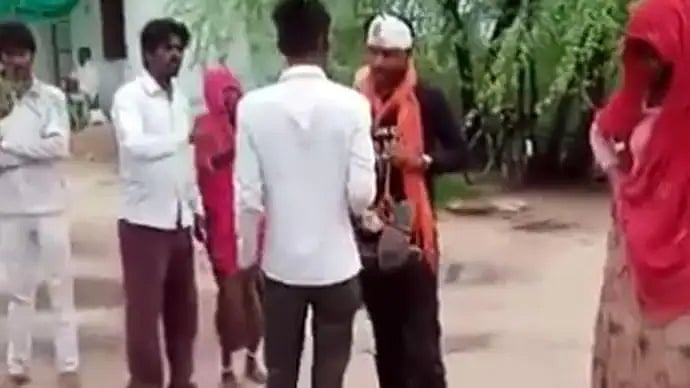 2-ம் திருமணம் செய்தவரை சிறுநீர் குடிக்கச் சொல்லி கட்டாயப்படுத்திய கிராம பஞ்சாயத்து - ராஜஸ்தானில் அவலம் !