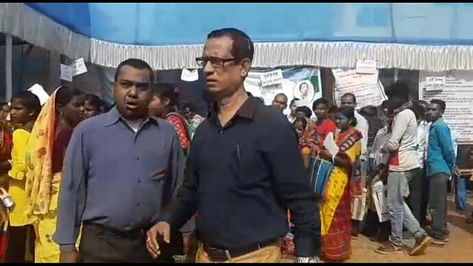 தத்தா TO குத்தா.. அதிகாரிகளின் அலட்சிய போக்கை கண்டித்து நாய் போல் குரைத்து கோரிக்கை வைத்த மேற்குவங்க நபர்