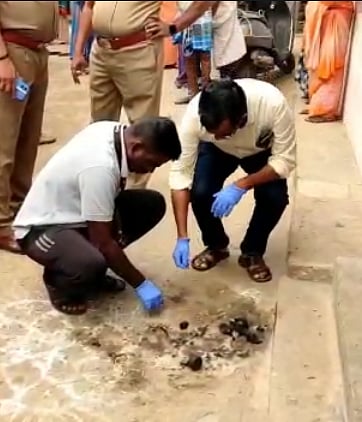 “என் பெயரை எல்லாரும் பேசணும்” : தனது வீட்டுக்கு தானே பெட்ரோல் குண்டு வீசிய இந்து முன்னணி நிர்வாகி கைது !