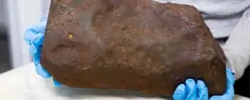 தங்கத்தை தேடி சென்றவருக்கு காத்திருந்த அதிர்ச்சி.. உலகில்  எங்கும் கிடைக்காத அரிய வகை கல் கண்டுபிடிப்பு !