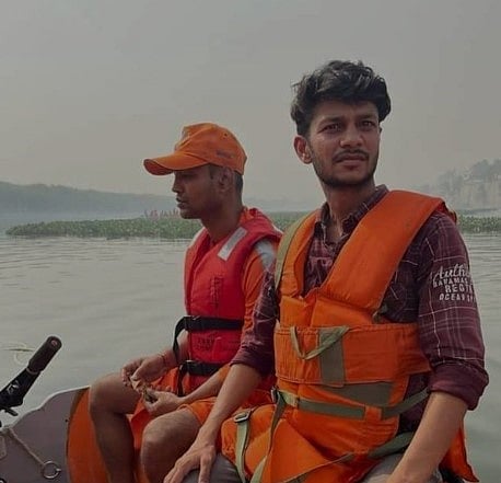 நாடகம் நடத்துவோர் மத்தியில் நிஜ ஹீரோ.. மோர்பி ஆற்றில் தத்தளித்த 50 பேரின் உயிரை காப்பாற்றிய இளைஞர்!