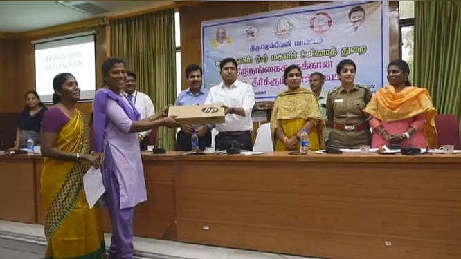 மடிக்கணினி வழங்குமாறு கோரிக்கை விடுத்த திருநங்கை .. கூட்டம் முடியும்முன் கோரிக்கையை நிறைவேற்றிய கலெக்டர்!