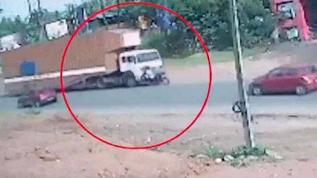 20 மீட்டர் இழுத்துச் சென்ற கண்டெய்னர் லாரி.. பள்ளிக்கு சென்ற தந்தை - மகளுக்கு நேர்ந்த துயரம்!