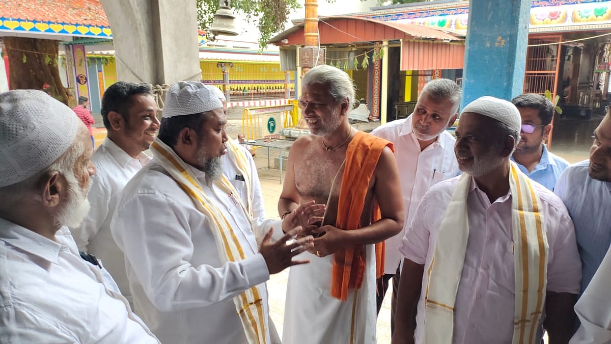 கோவை சம்பவம்: “இந்து, முஸ்லிம் ஒற்றுமையை யாரும் சீர்குலைக்க முடியாது” - நெகிழ வைக்கும் மத நல்லிணக்கம் !