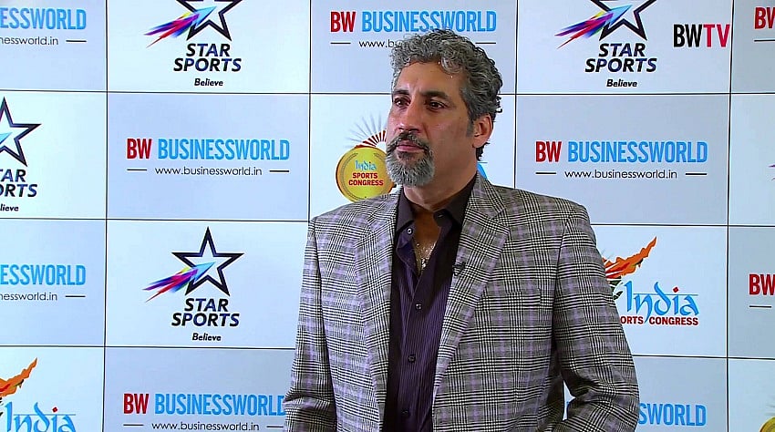 இந்த விஷயத்தில் தோனியுடன் ரோஹித் சர்மாவை எப்படி ஒப்பிடலாம் ?- முன்னாள் வீரரை விமர்சிக்கும் நெட்டிசன்கள் !