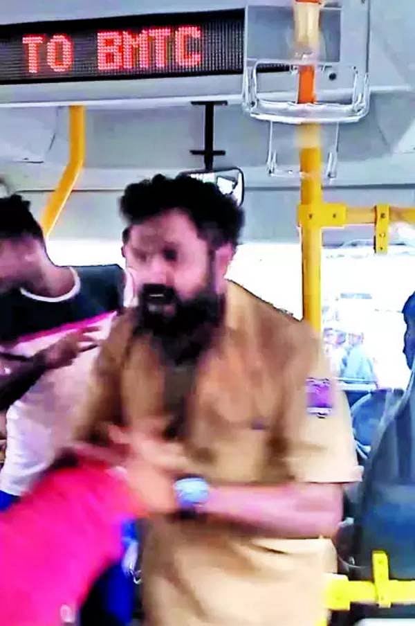 பெங்களூரு: முந்தி செல்வதில் போட்டி.. காதில் இருந்து இரத்தம் வழிய பைக் ஓட்டுநரை தாக்கிய பேருந்து ஓட்டுநர்!