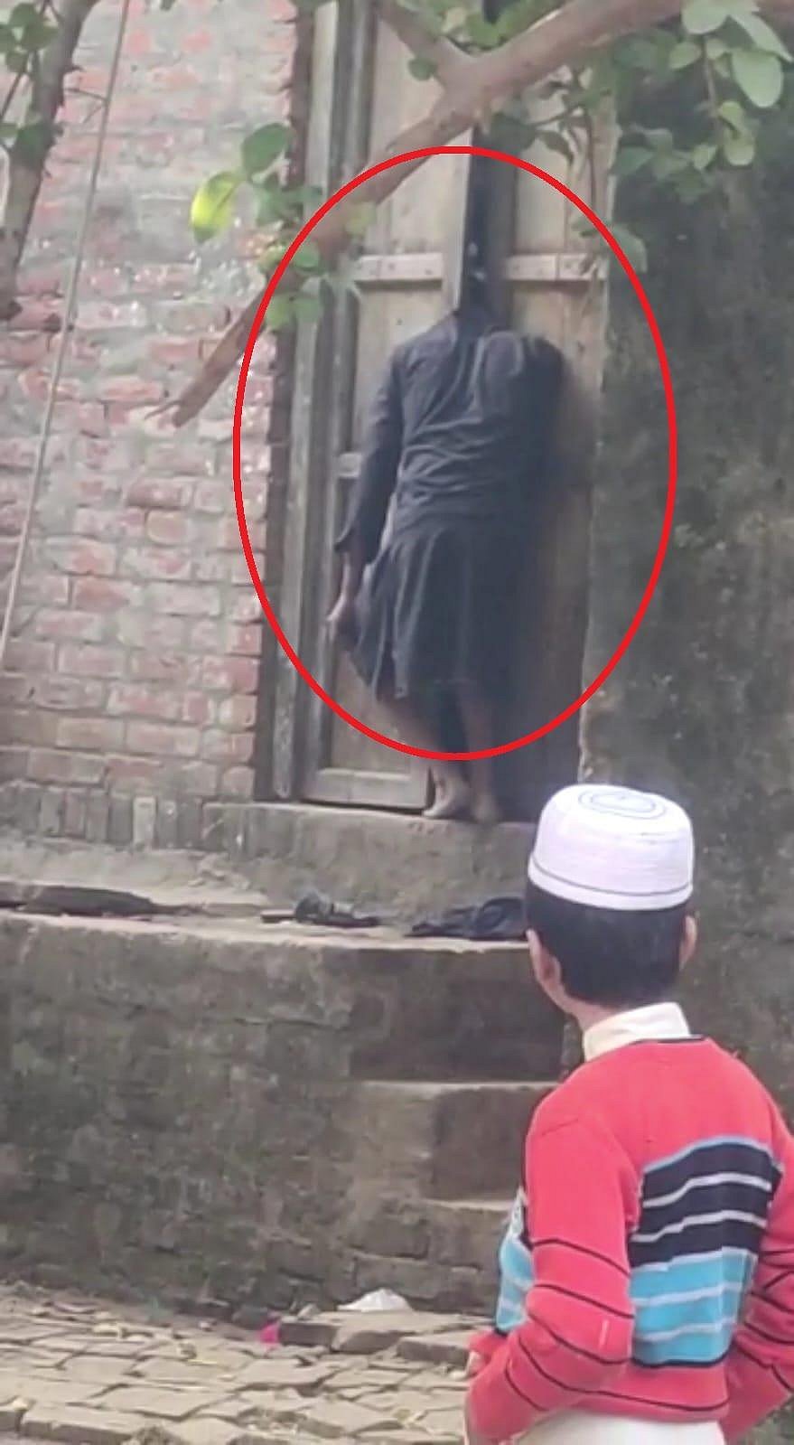 கதவின் இடையே சிக்கிய தலை.. திருட வந்த இடத்தில் திருடனுக்கு நேர்ந்த சோகம்.. - உ.பி-யில் பரபரப்பு !