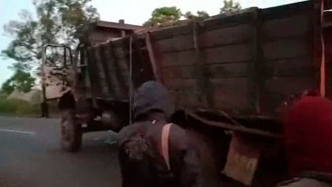 சரக்கு லாரியால் மூண்ட மோதல் : அஸ்ஸாம் - மேகாலயா எல்லையில் பதற்றம்.. துப்பாக்கிச் சூட்டில் 6 பேர் பலி !