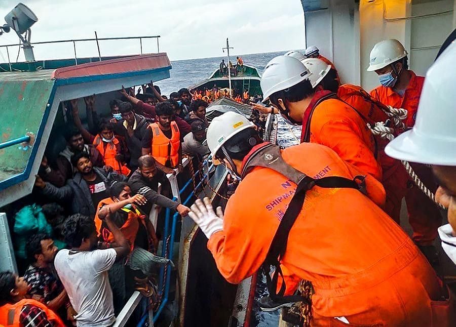 நடுக்கடலில் மூழ்கத்தொடங்கிய கப்பல்.. கூக்குரலிட்டு உதவிகேட்ட ஈழத் தமிழர்கள்.. இறுதியில் நடந்த அதிசயம் !