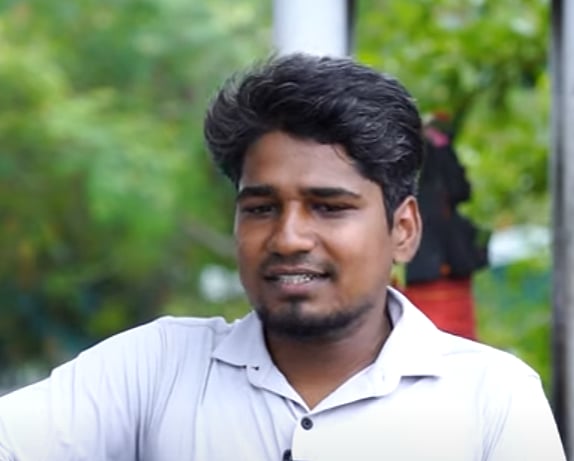 வயதான தந்தையோடு இருசக்கர வாகனத்தில் லடாக் பயணம்.. தமிழ்நாடு இளைஞரின் அசரவைக்கும் சாதனை ! 