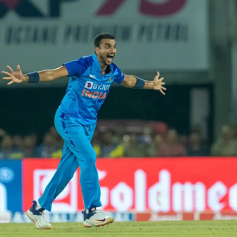 இவரை எல்லாம் ஏன் அணியில் எடுத்தீர்கள்.. விராட் கோலியால் ஹர்சல் படேலை சாடும் ரசிகர்கள்! காரணம் என்ன?