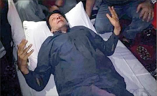 “மொத்தம் நான்கு தோட்டாக்கள் என்னை தாக்கியது..” வீல் சேரில் அமர்ந்துகொண்டு இம்ரான் கான் அளித்த பேட்டி !