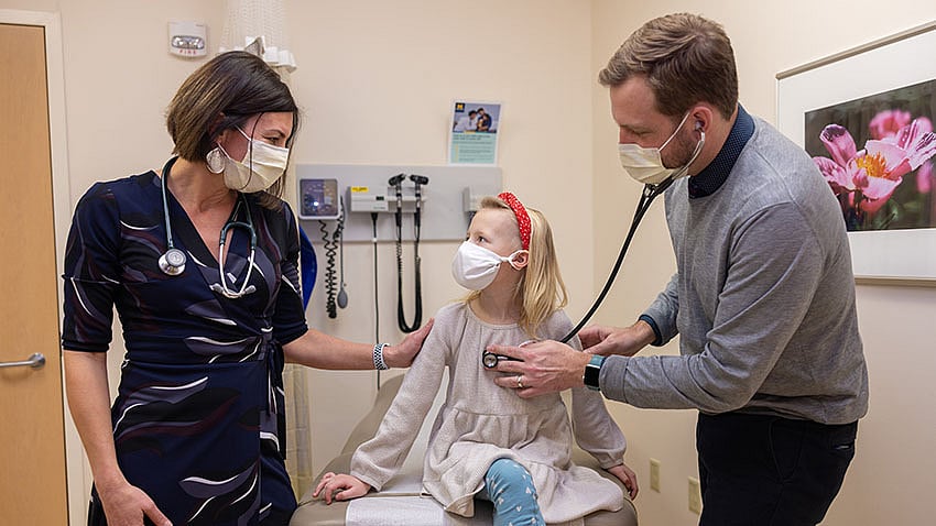 கர்நாடகாவில் தொடரும் அதிர்ச்சி மரணங்கள்: தந்தை கண்முன்னே சுருண்டு விழுந்து உயிரிழந்த 2ம் வகுப்பு மாணவன்!