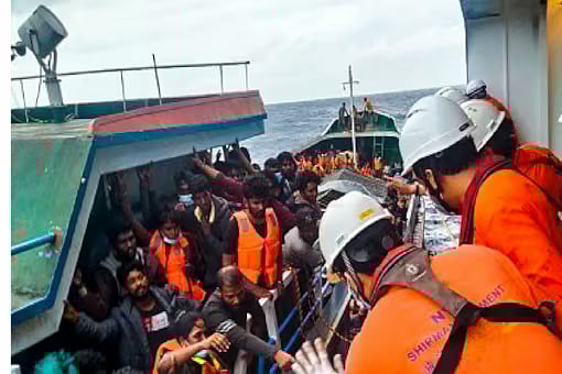 நடுக்கடலில் மூழ்கத்தொடங்கிய கப்பல்.. கூக்குரலிட்டு உதவிகேட்ட ஈழத் தமிழர்கள்.. இறுதியில் நடந்த அதிசயம் !