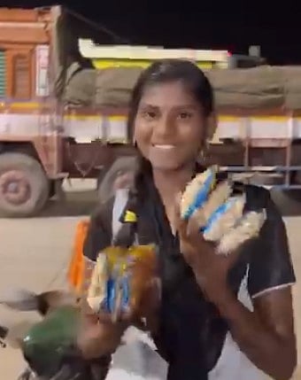 சுங்கச்சாவடியில் முந்திரி விற்ற மாணவி: கல்வி கனவை மீண்டும் வசந்தமாக்கிய தி.மு.க பேரூராட்சி தலைவர்!