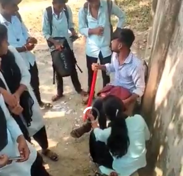 கல்லூரி மாணவிக்கு முத்தம்.. ஜூனியரை கொடூரமாக ராகிங் செய்த சீனியர் மாணவ,மாணவியர்.. ஒடிசாவில் அதிர்ச்சி !