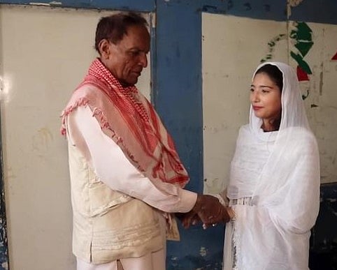 காதலுக்கு வயது தெரியாது.. 19 வயது இளம் பெண்ணை திருமணம் செய்த 70 வயது முதியவர்!