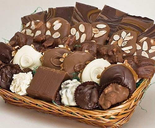 வெளிநாட்டில் இருந்து சாக்லேட் வாங்கி வந்த தந்தை.. ஆசையாய் சாப்பிட்ட சிறுவன் பரிதாப பலி: சோகத்தில் கிராமம்