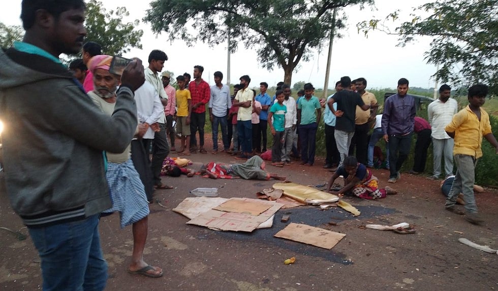 ஆட்டோ மீது மோதிய லாரி.. உடல் நசுங்கி 7 பெண்கள் பலி: வேலை முடித்து வீட்டிற்கு சென்றபோது நடந்த சோகம்!