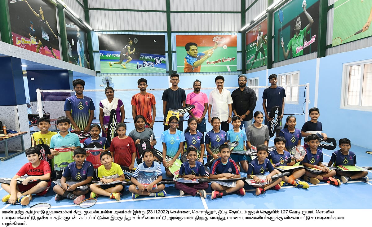 புதிய திட்டப் பணிகளுக்கு அடிக்கல் நாட்டிய முதலமைச்சர்: மாணவர்களுடன் இறகுபந்து
விளையாடி முதல்வர் அசத்தல்!