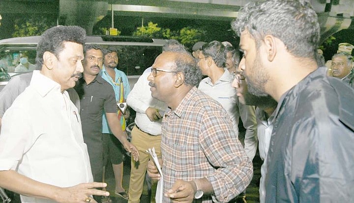 'மக்களை காக்கும் மகத்தான பணி'.. அடாத மழையிலும் விடாது பணியாற்றும்  ஊழியர்களை பாராட்டிய முதலமைச்சர்!