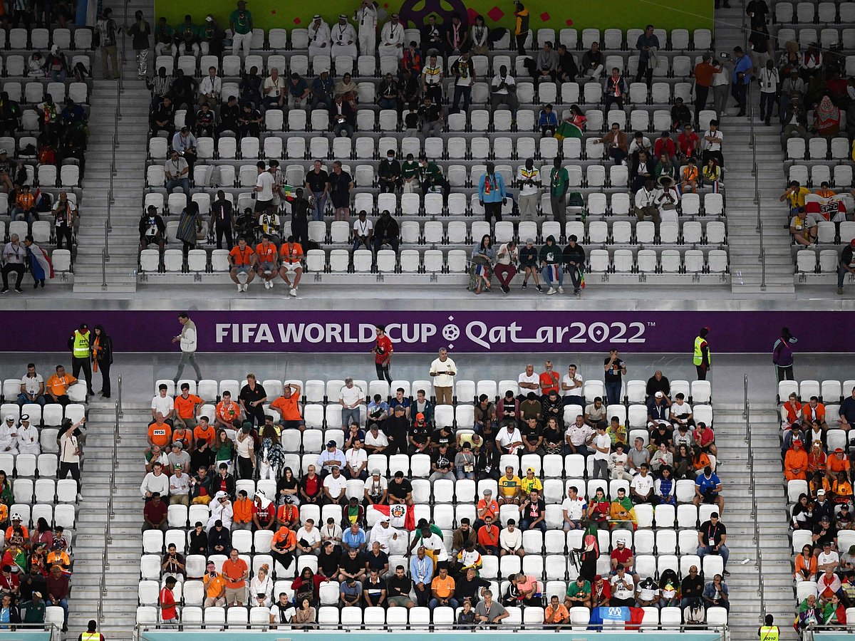 #FIFA2022:போட்டியை பார்க்க போலி ரசிகர்கள்..பணம் கொடுத்து ஆட்களை கூட்டி வருகிறதா கத்தார்? தொடரும் சர்ச்சை!