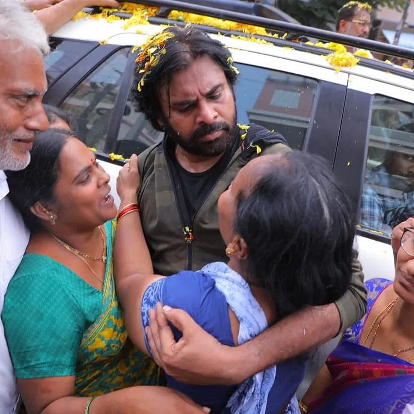 "இது ஒன்னு சினிமா இல்ல சார்.." - ஆறுதல் கூற சென்ற பவன்கல்யாணின் செயலால் வறுத்தெடுக்கும் நெட்டிசன்கள் !